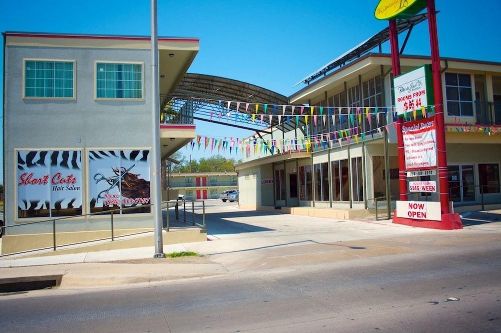 Whispering Palms Inn Del Rio Exterior photo